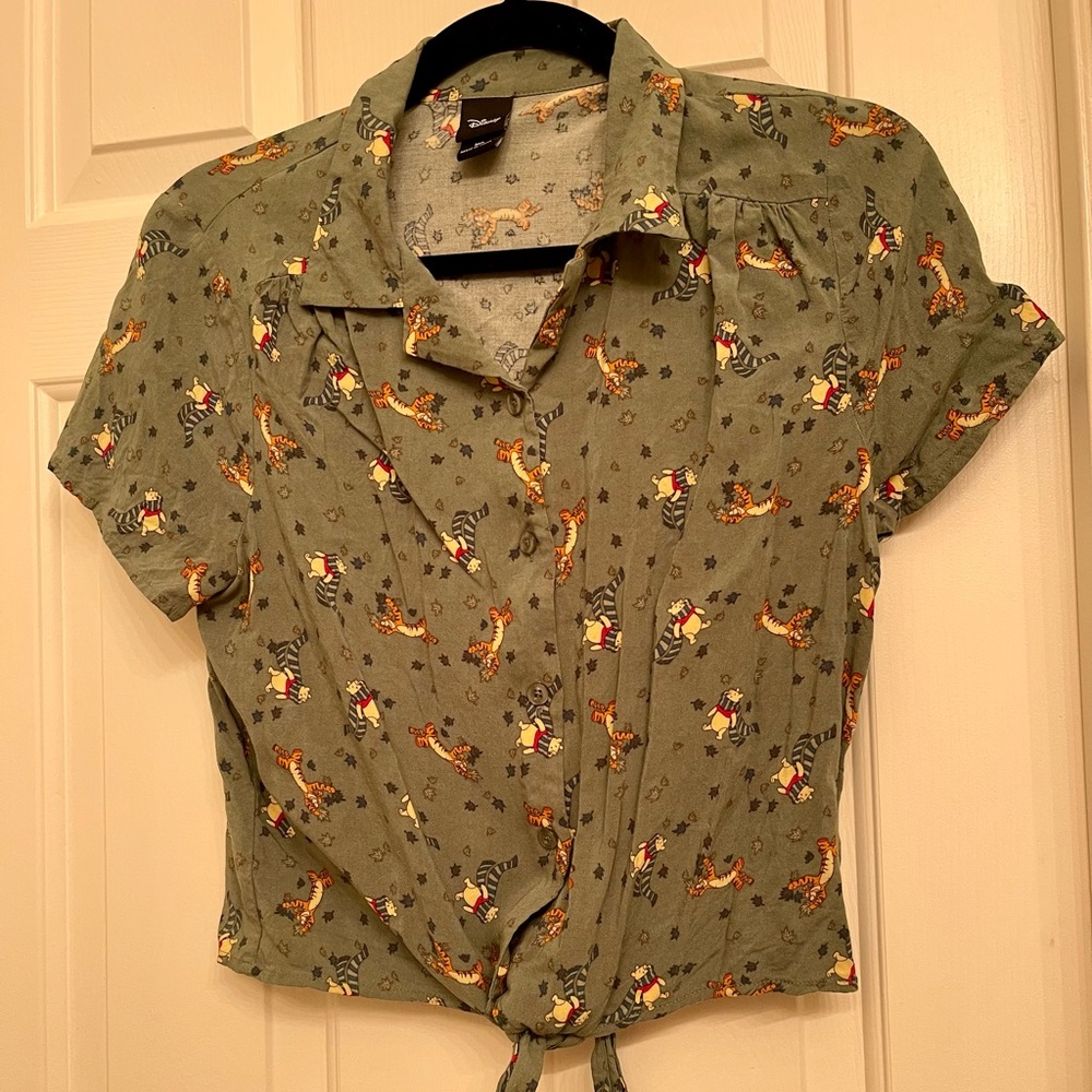 Box Lunch Disney Winnie the Pooh tie front cropped button up blouse- size Medium